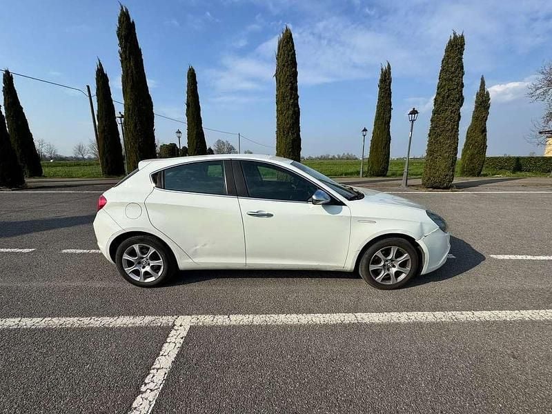 Usata Alfa Romeo Giulietta Exclusive 105 CV (77 kW) 2014 Bianco Utilitaria