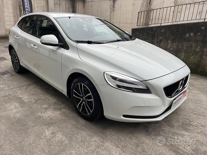 Usata Volvo V40 Business Edition 119 CV (87 kW) 2019 Bianco Berlina