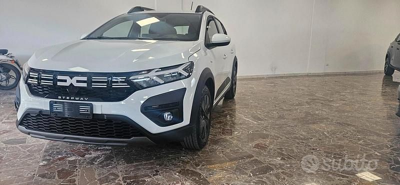 Bianco Nuova 2025 Dacia Sandero Essentiel Due volumi | 16.990 € (Buon prezzo) - Immagine 1/4