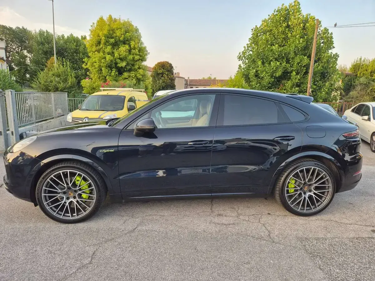 Usata Porsche Cayenne Platinum Edition 340 CV (250 kW) 2022 Blu moonlight SUV