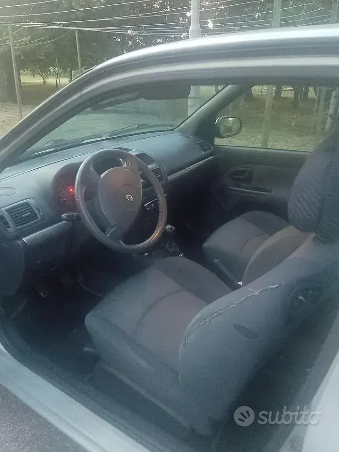 Usata Renault Clio 75 CV (55 kW) 2001 Grigio Berlina
