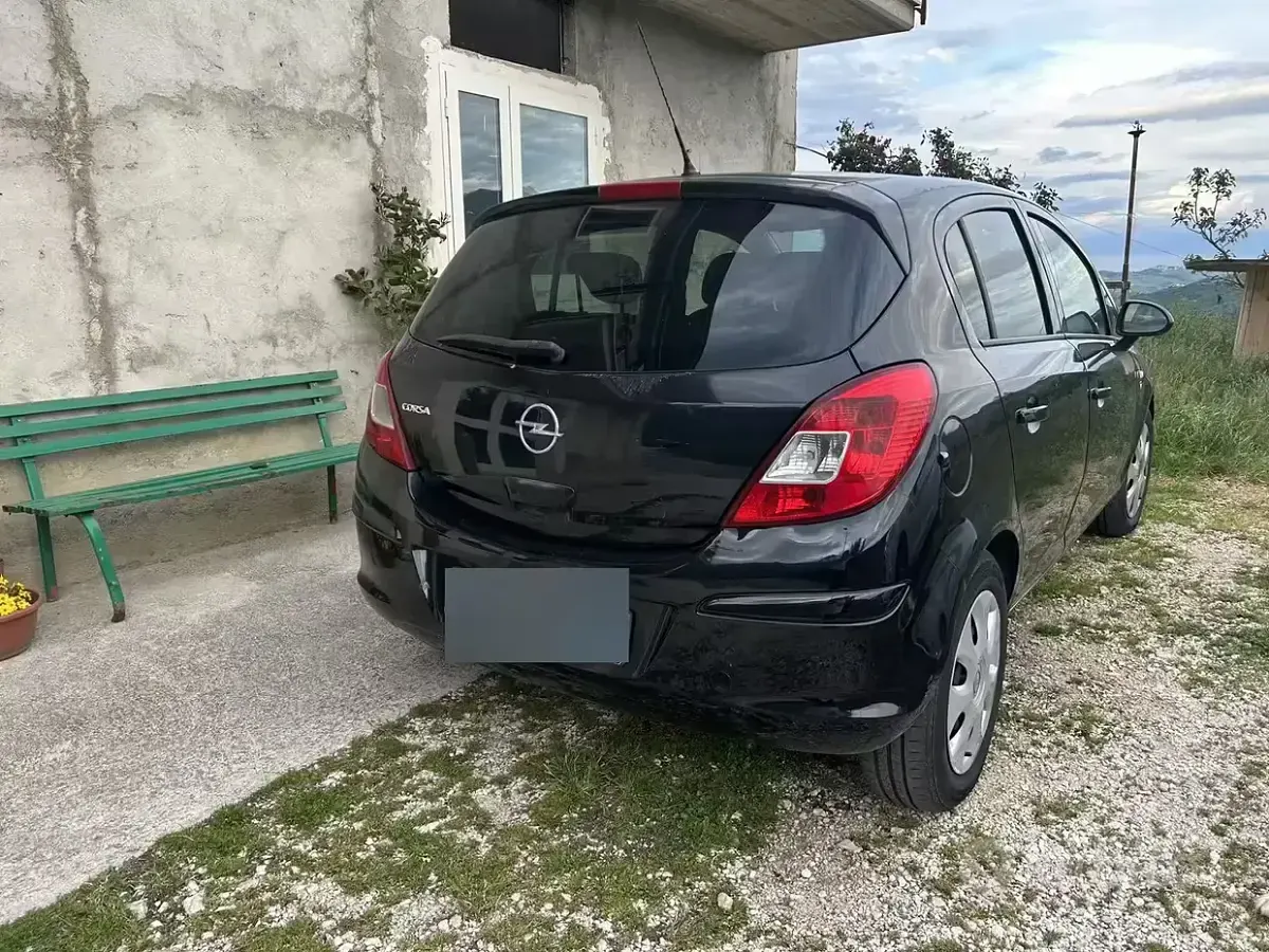 Begagnad Opel Corsa 65 HK (47 kW) 2010 Svart Halvkombi