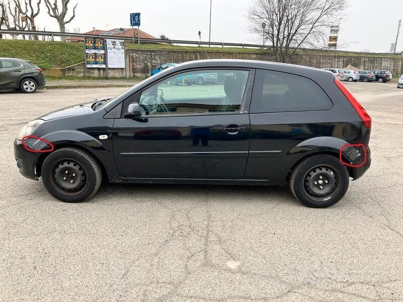 Nero Usata 2008 Ford Fiesta Utilitaria | 2000 € (Buon prezzo) - Immagine 1/4