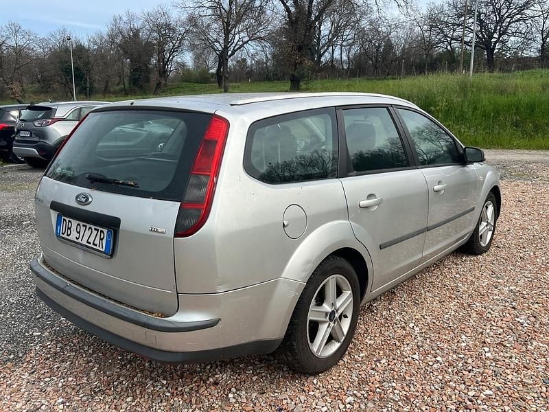 Begagnad Ford Focus 90 HK (66 kW) 2007 Silver Kombi