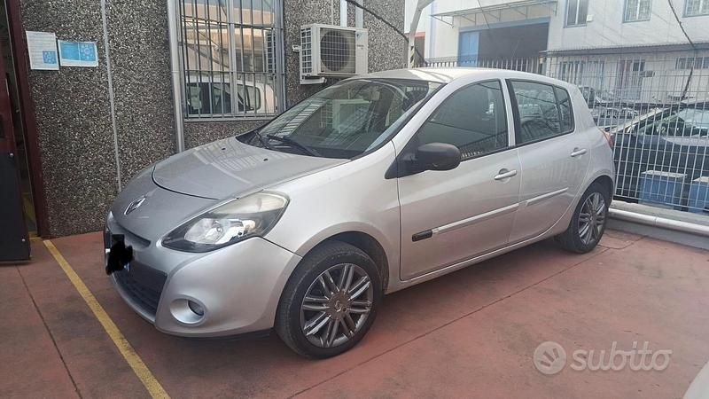 Usata Renault Clio II Dynamique 75 CV (55 kW) 2011 Grigio Berlina