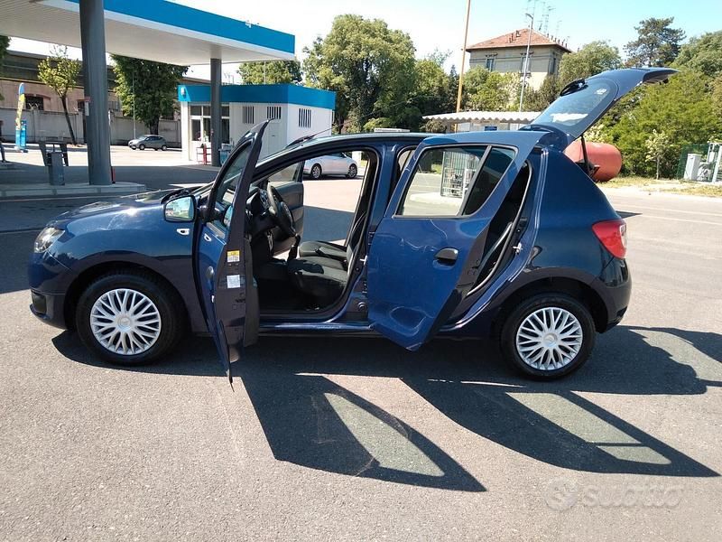 Usata Dacia Sandero 75 CV (55 kW) 2016 Blu Berlina