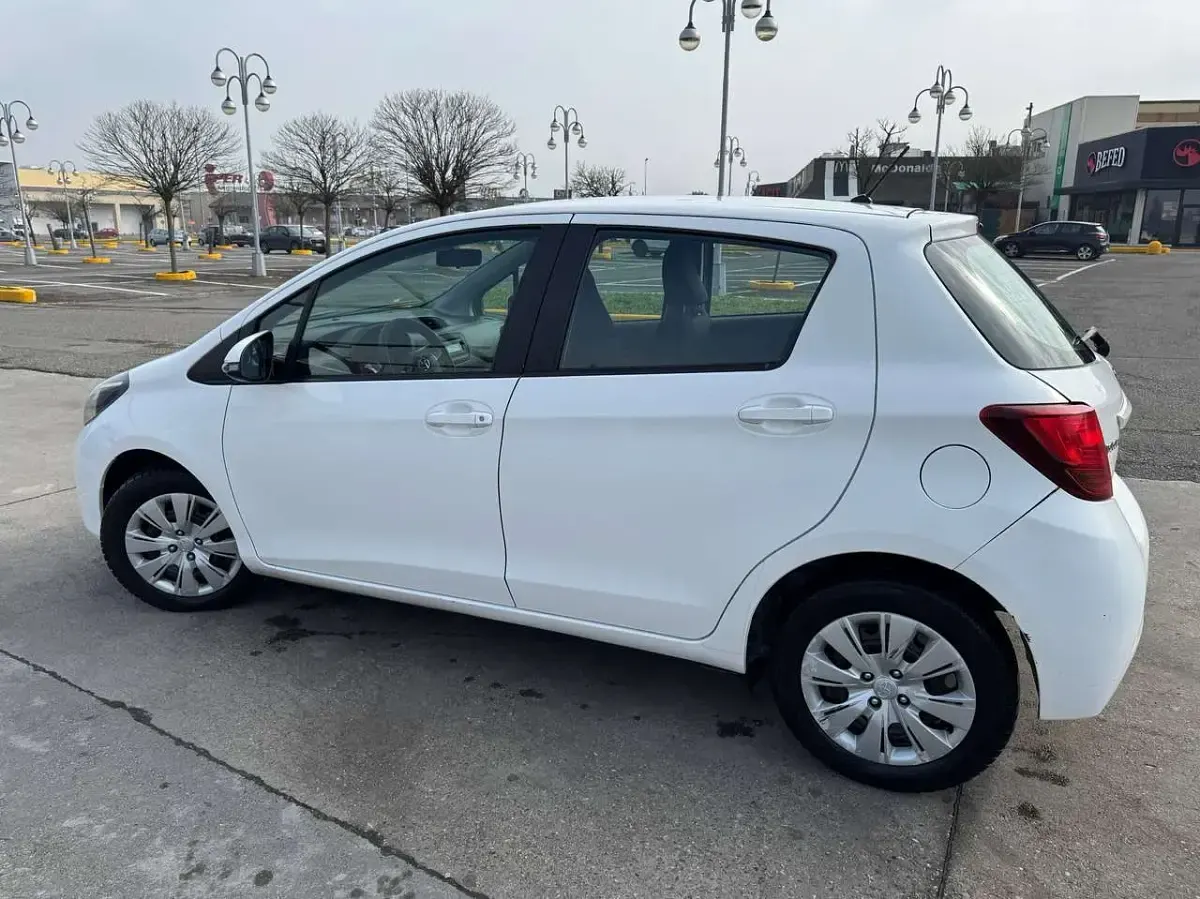 Usata Toyota Yaris 77 CV (56 kW) 2015 Bianco Utilitaria