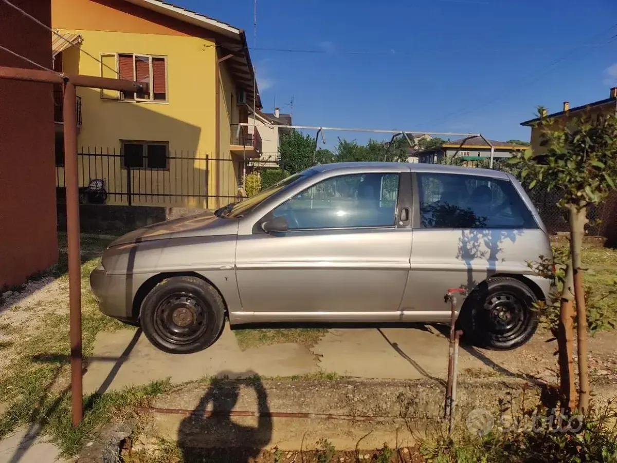 Usata Lancia Ypsilon 80 CV (58 kW) 2001 Grigio Utilitaria