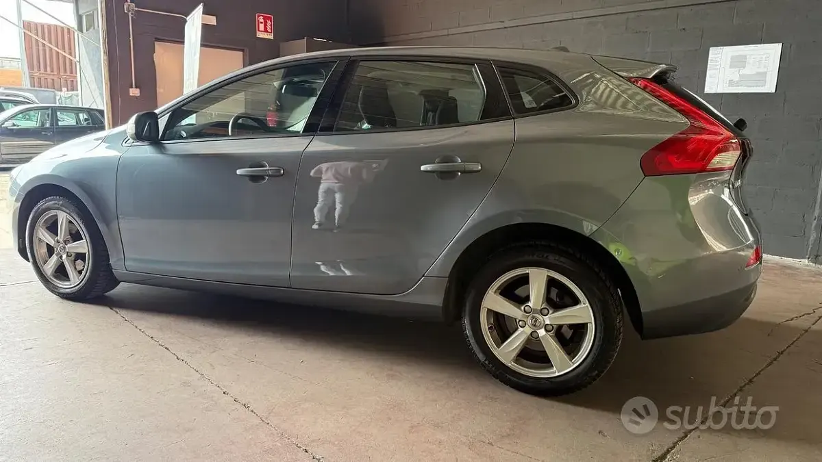Usata Volvo V40 Business Edition 120 CV (88 kW) 2018 Grigio Berlina