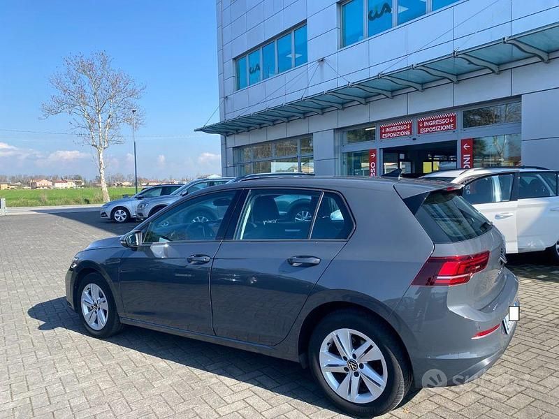 Usata VW Golf VIII Life 116 CV (85 kW) 2025 Grigio Berlina