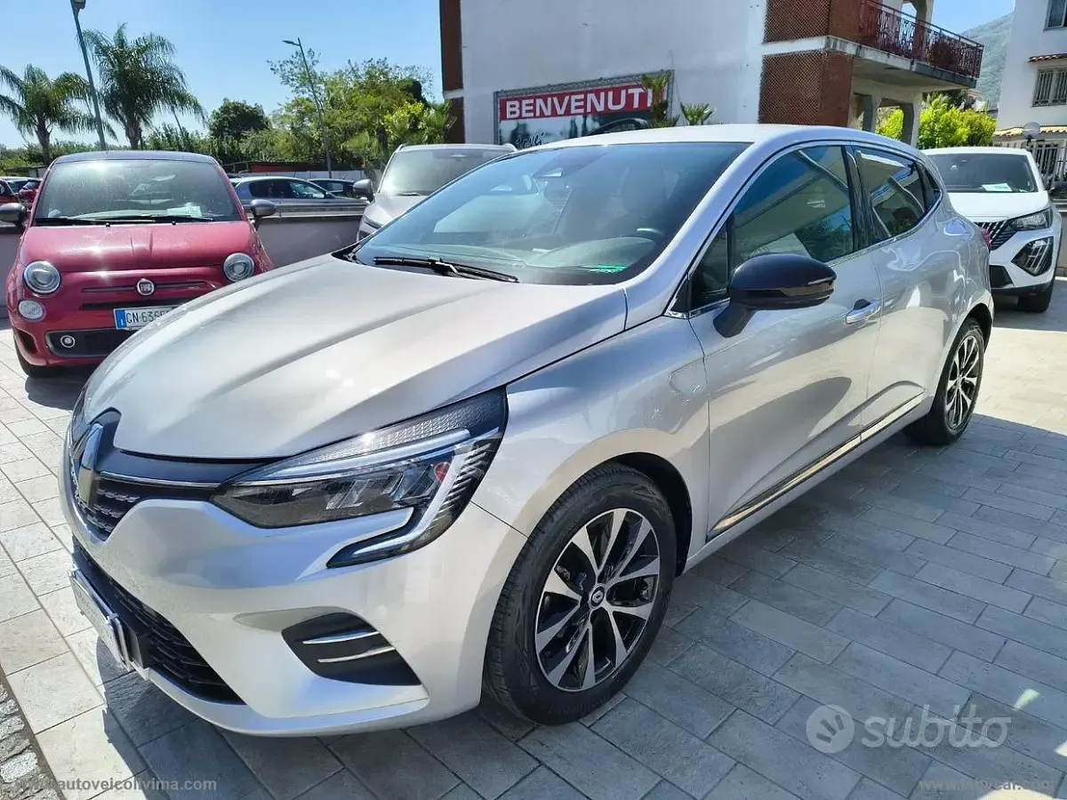 Begagnad Renault Clio V Techno 101 HK (74 kW) 2023 Grå Sedan