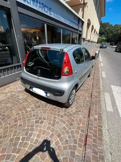 Usata Peugeot 107 68 CV (50 kW) 2010 Grigio Utilitaria