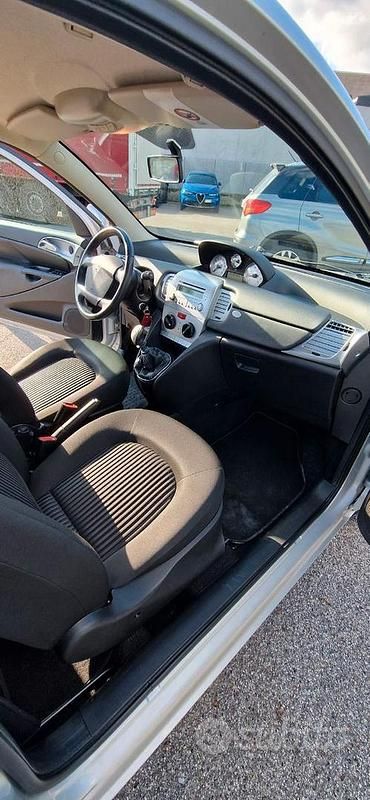 Usata Lancia Ypsilon 69 CV (50 kW) 2011 Grigio Utilitaria