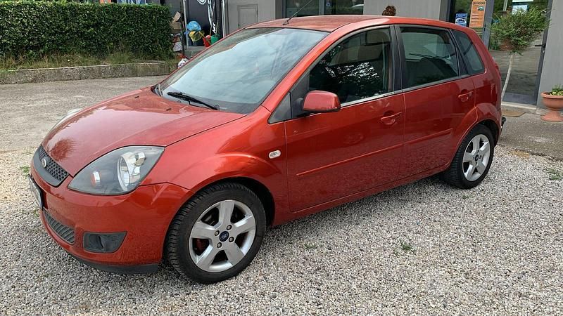Usata Ford Fiesta 75 CV (55 kW) 2007 Rosso Utilitaria