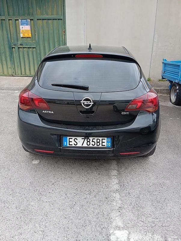 Usata Opel Astra 110 CV (80 kW) 2013 Nero Berlina