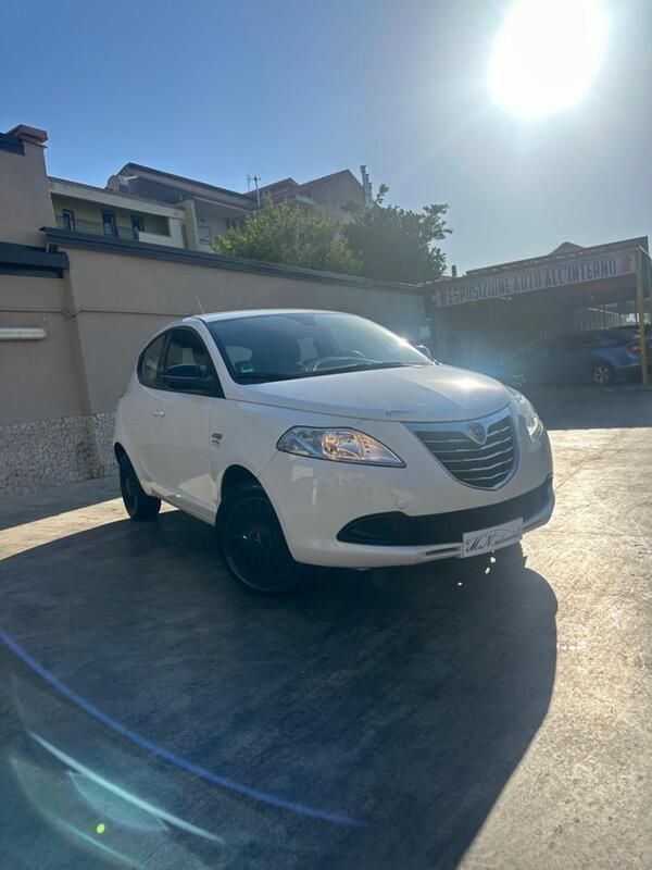 Usata Lancia Ypsilon Platinum 69 CV (50 kW) 2014 Bianco pastello Utilitaria