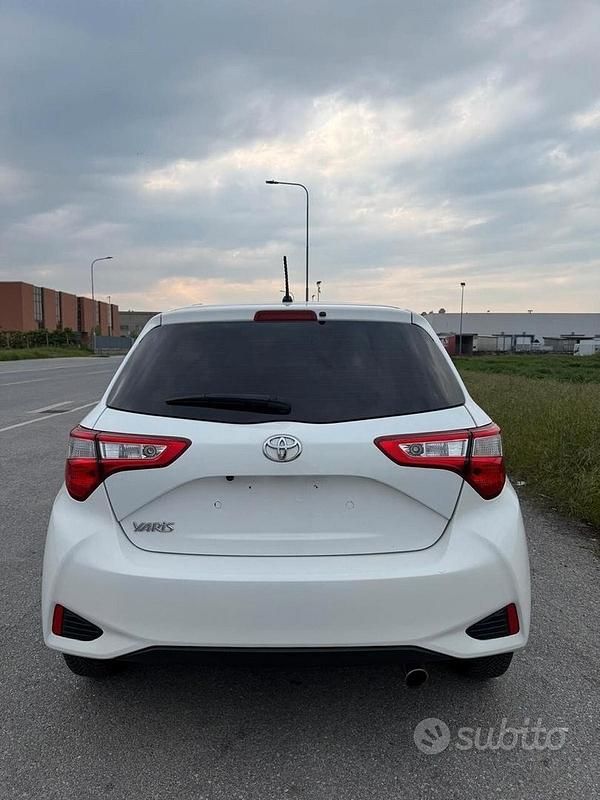 Begagnad Toyota Yaris Cool 72 HK (52 kW) 2020 Vit Sedan