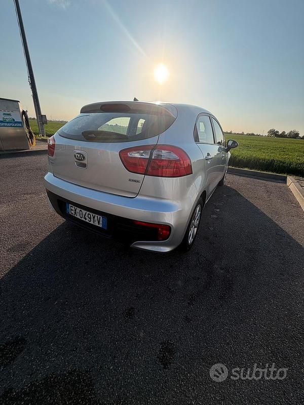 Usata Kia Rio Active 75 CV (55 kW) 2015 Grigio Berlina