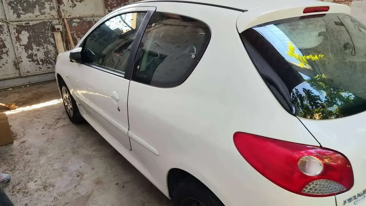 Usata Peugeot 206+ 68 CV (50 kW) 2011 Bianco Utilitaria