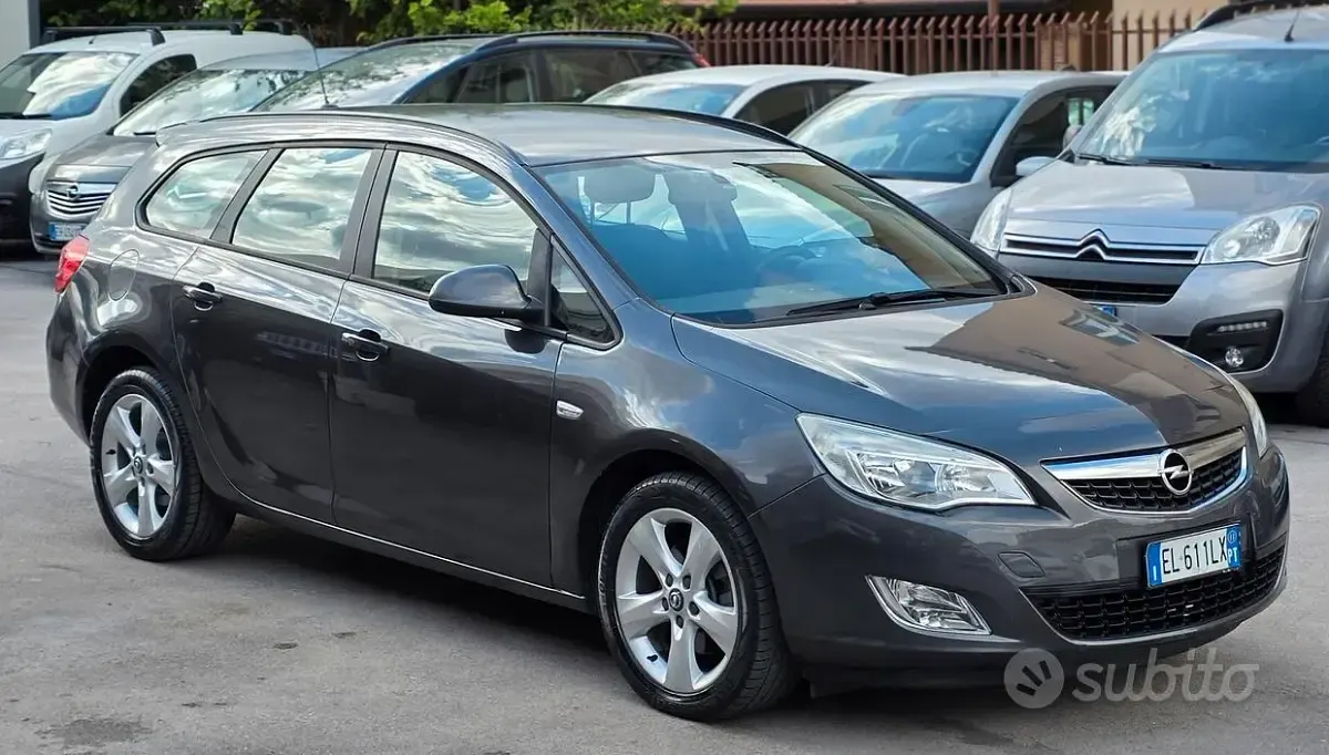 Usata Opel Astra 110 CV (80 kW) 2011 Grigio Station wagon