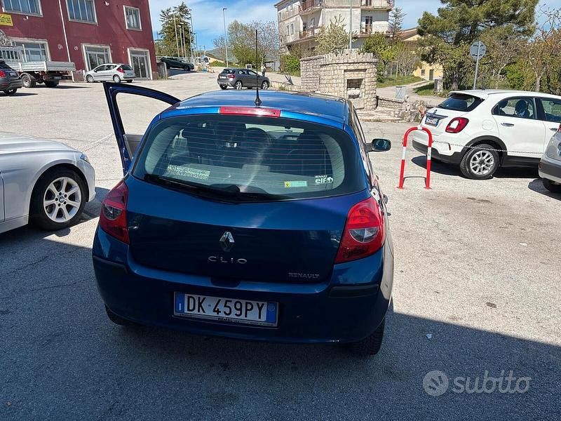 Usata Renault Clio II Dynamique 75 CV (55 kW) 2007 Blu Berlina
