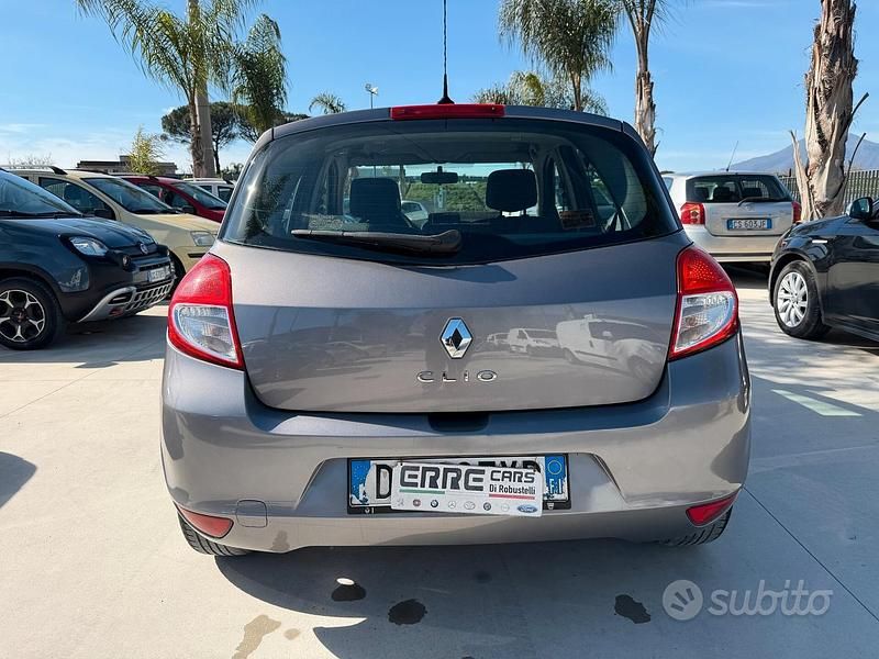 Usata Renault Clio II 75 CV (55 kW) 2010 Grigio Berlina