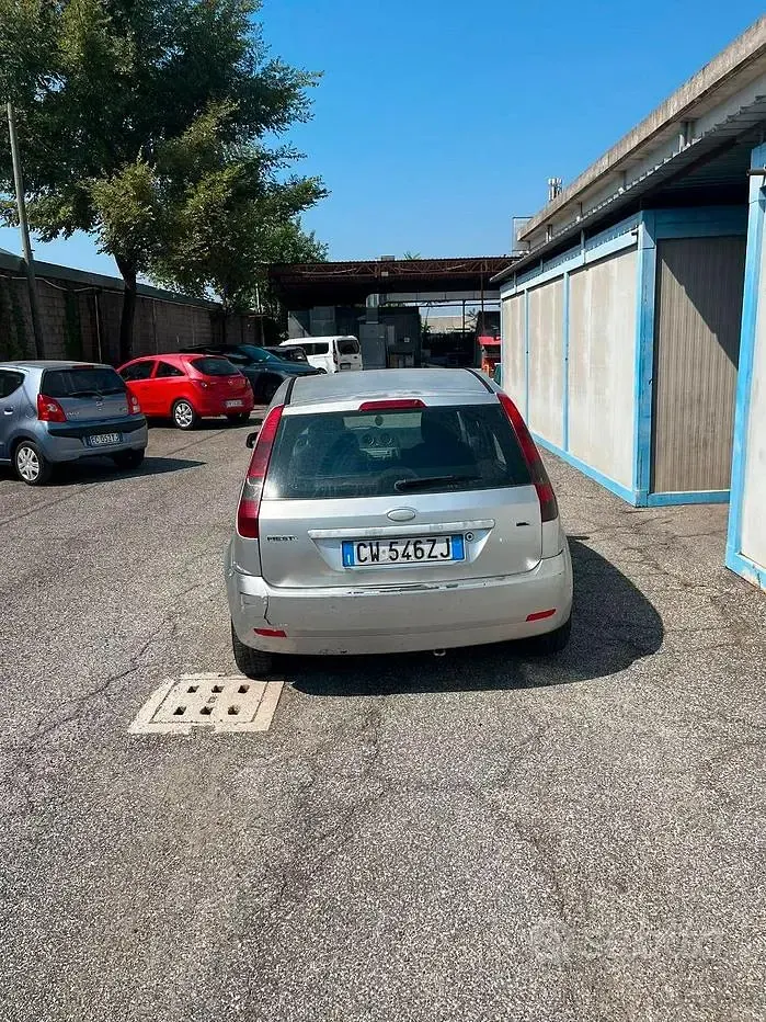 Usata Ford Fiesta 90 CV (66 kW) 2005 Grigio Utilitaria