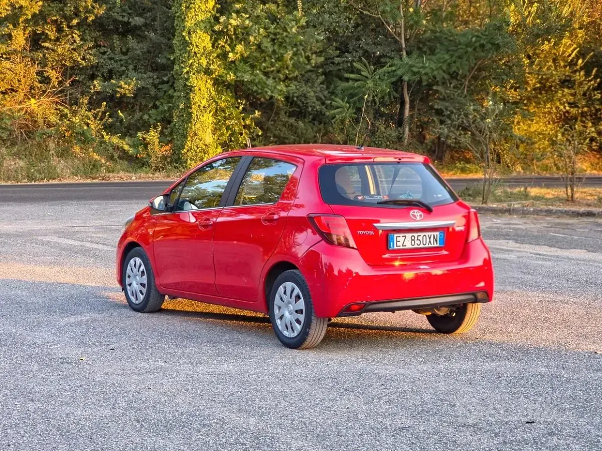 Usata Toyota Yaris Lounge 69 CV (50 kW) 2015 Rosso Utilitaria
