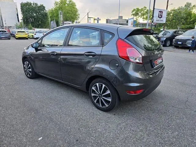 Begagnad Ford Fiesta 74 HK (54 kW) 2016 Grå Halvkombi