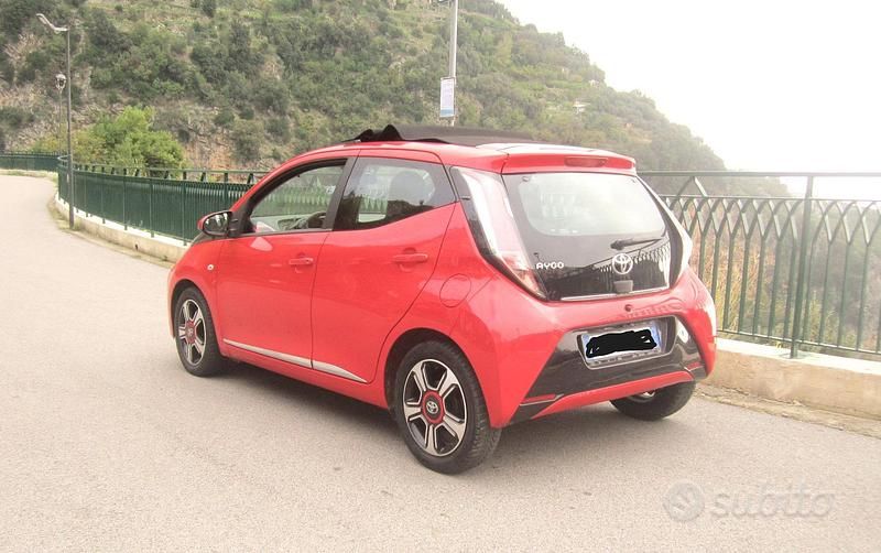 Usata Toyota Aygo 70 CV (51 kW) 2017 Rosso Utilitaria