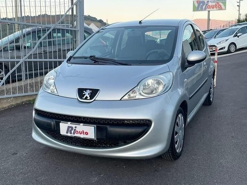 Usata Peugeot 107 68 CV (50 kW) 2006 Argento Utilitaria
