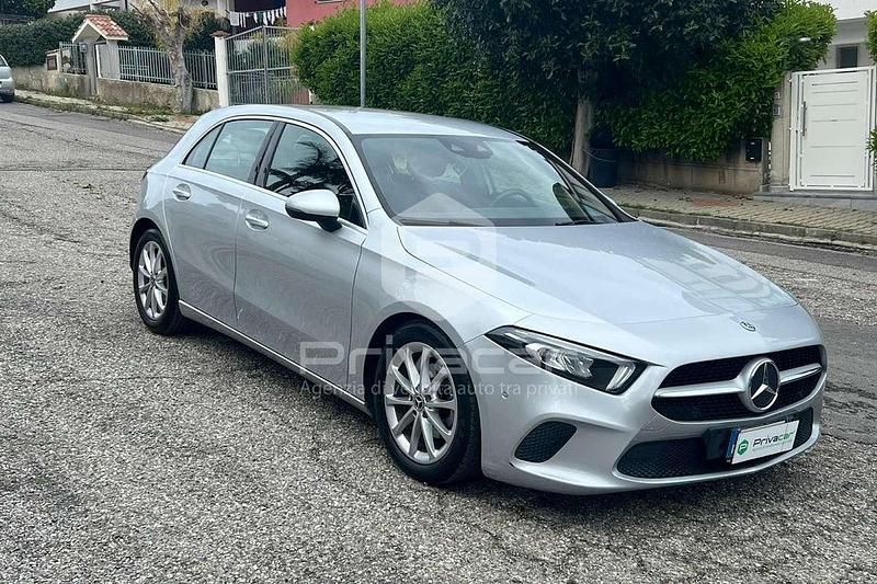 Usata Mercedes A180 Executive 116 CV (85 kW) 2019 Grigio Utilitaria