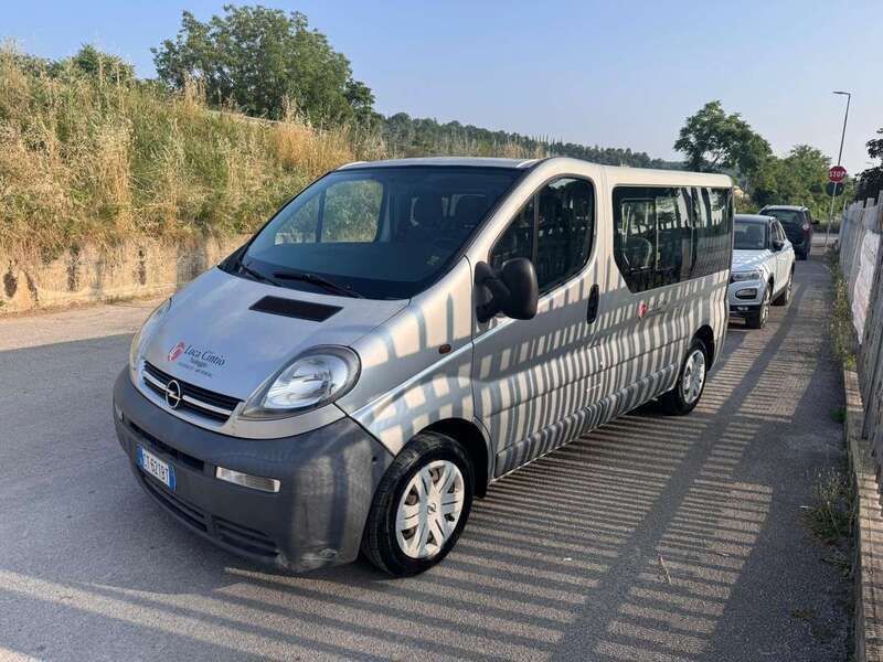 Usata Opel Vivaro 101 CV (74 kW) 2005 Argento Monovolume