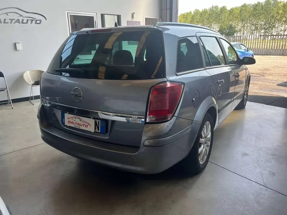 Usata Opel Astra Cosmo 120 CV (88 kW) 2006 Grigio metallizzato Station wagon