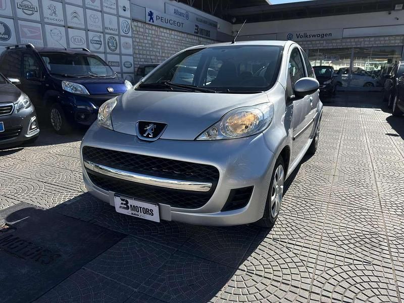 Usata Peugeot 107 Allure 68 CV (50 kW) 2011 Argento Utilitaria