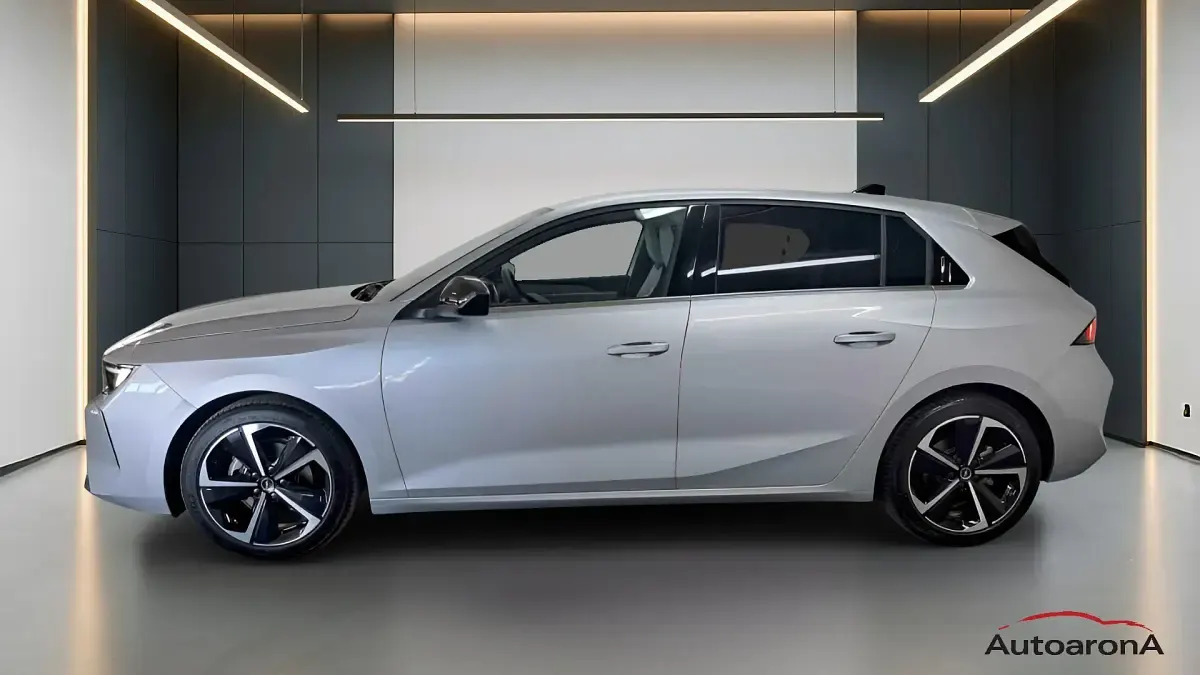Usata Opel Astra Elegance 131 CV (96 kW) 2023 Gr1b argento diamante metallizzato Berlina