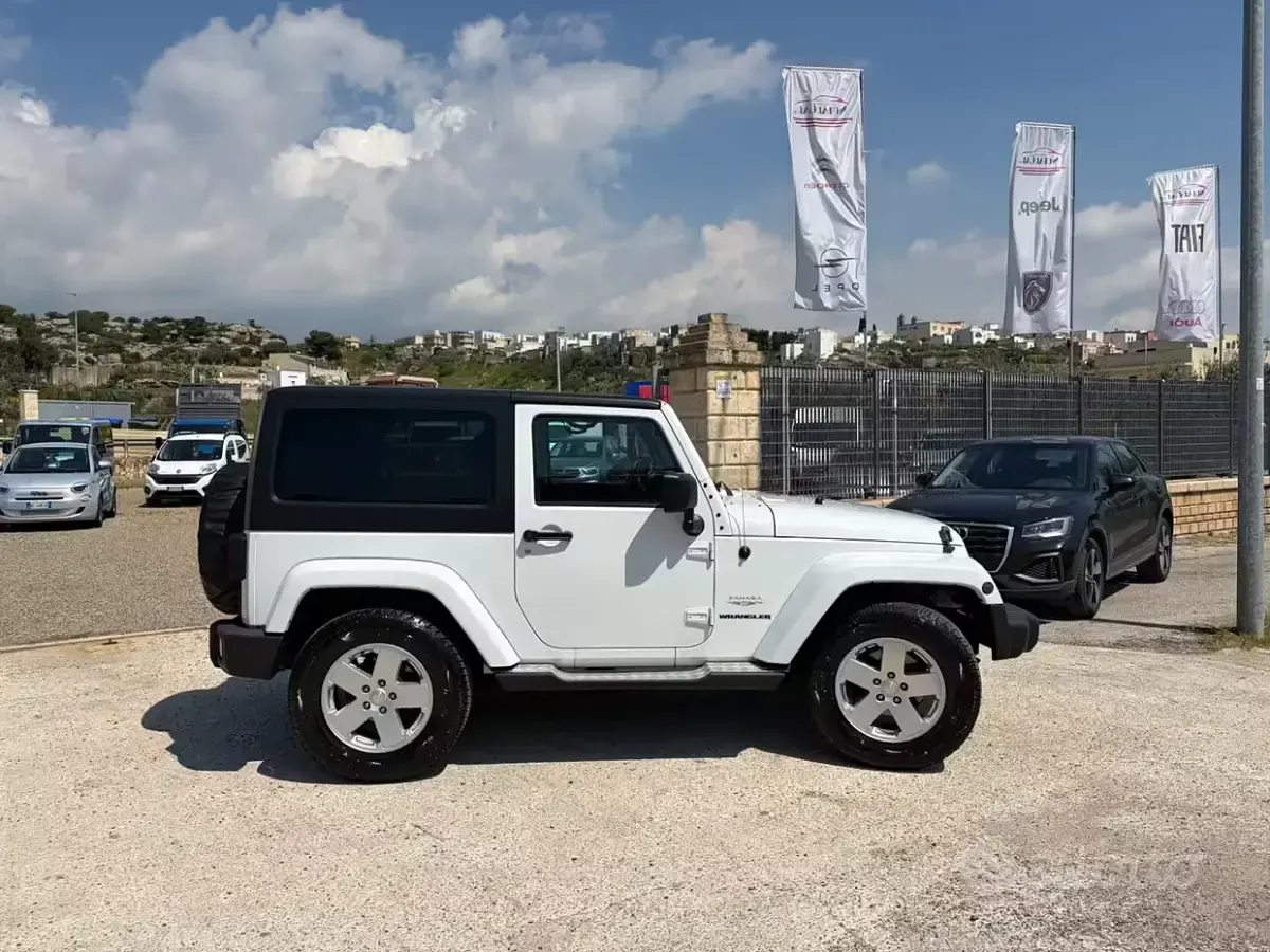 Usata Jeep Wrangler Unlimited Sahara 200 CV (147 kW) 2011 Bianco SUV