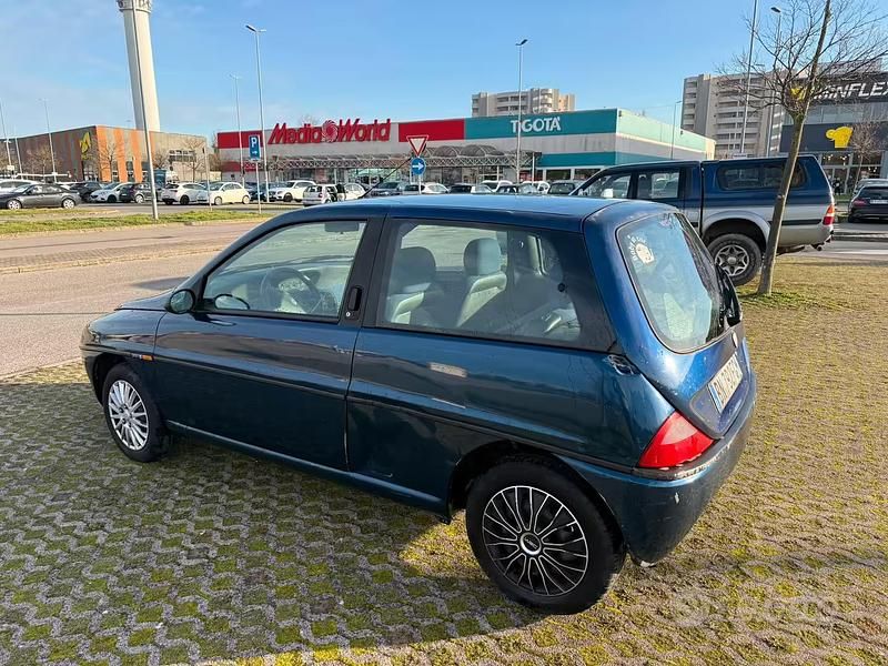 Usata Lancia Ypsilon 60 CV (44 kW) 2000 Blu Utilitaria