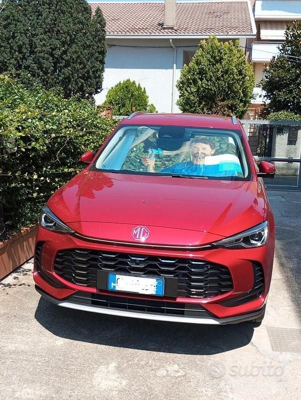Usata MG ZS Luxury 99 CV (72 kW) 2025 Rosso Berlina