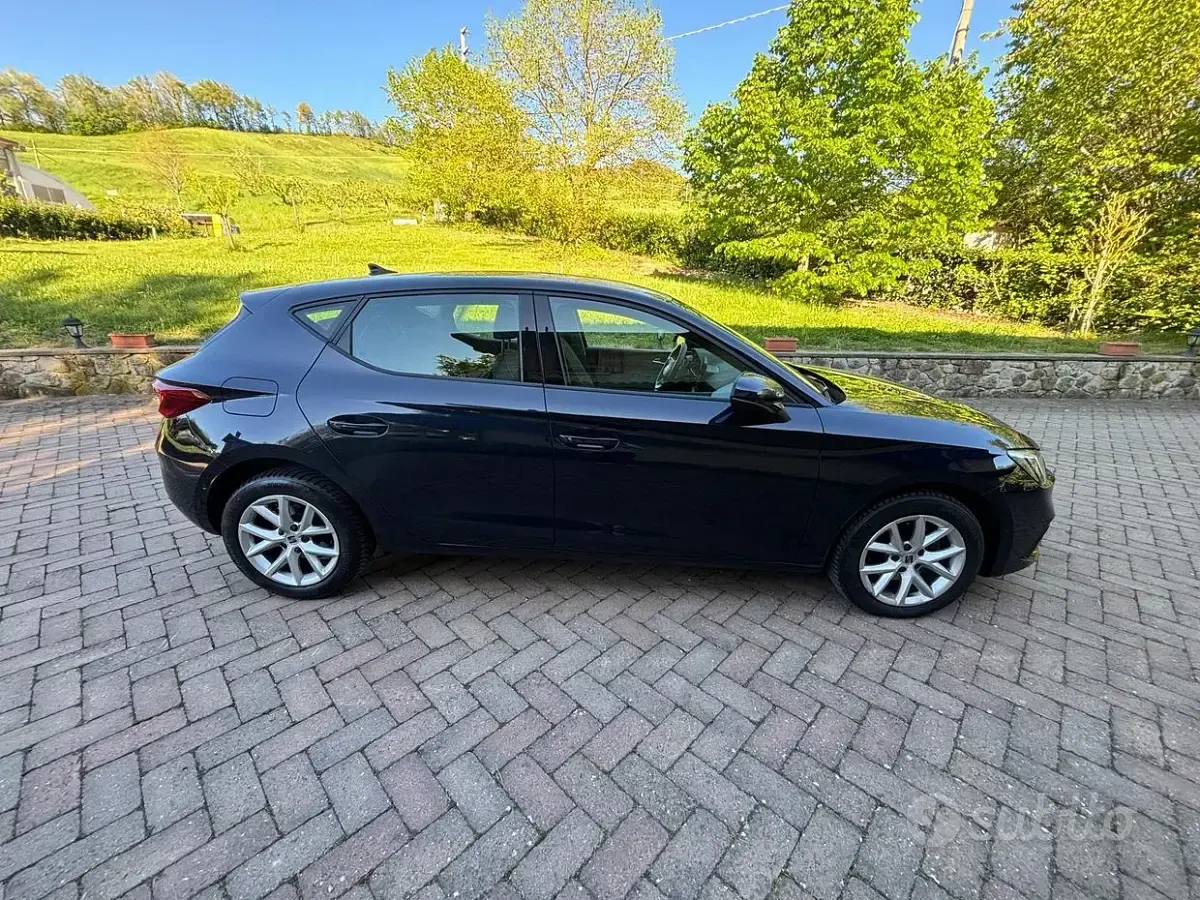 Begagnad Seat Leon Style 116 HK (85 kW) 2022 Blå Sedan