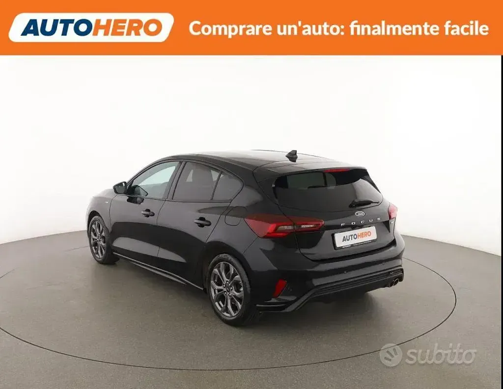 Käytetty Ford Focus ST 125 HP (91 kW) 2022 Musta Sedan