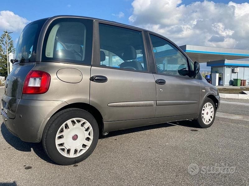 Usata Fiat Multipla 120 CV (88 kW) 2010 Grigio Monovolume