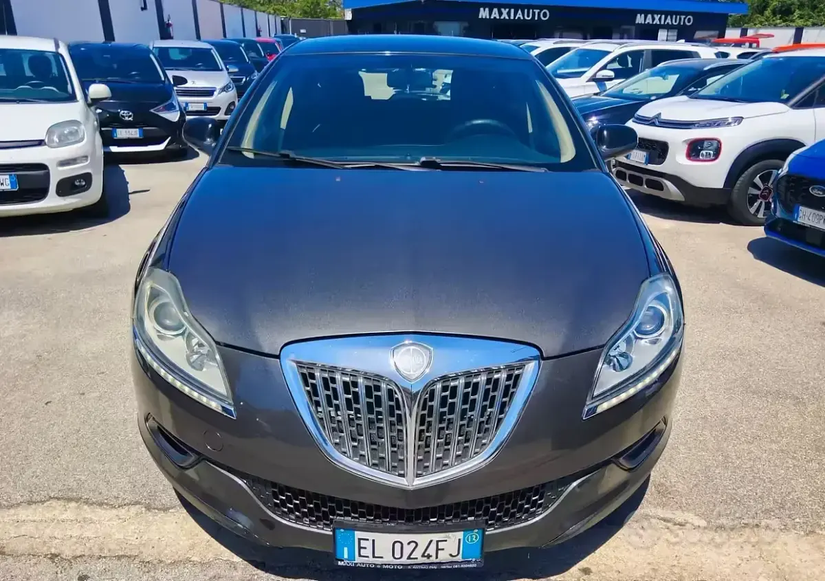 Usata Lancia Delta 120 CV (88 kW) 2010 Grigio Utilitaria