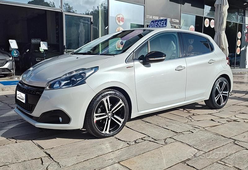 Usata Peugeot 208 GT-line 100 CV (73 kW) 2019 Bianco Utilitaria