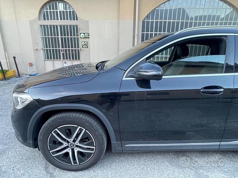 Usata Mercedes GLA180 136 CV (100 kW) 2023 Nero SUV