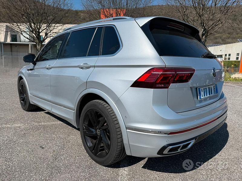 Usata VW Tiguan R-line 190 CV (139 kW) 2023 Argento SUV