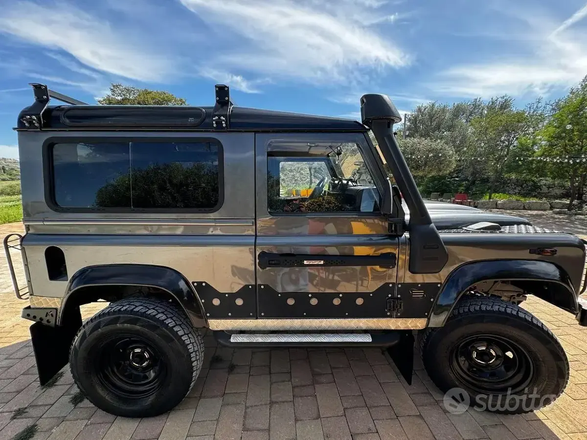 Usata Land Rover Defender 122 CV (89 kW) 2010 Grigio Station wagon