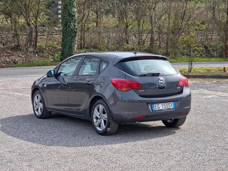 Usata Opel Astra Cosmo 110 CV (80 kW) 2011 Marrone Berlina
