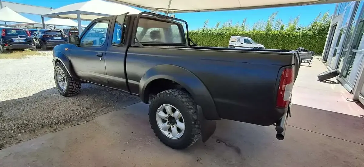 Usata Nissan Navara 133 CV (97 kW) 2003 Nero Pick-up