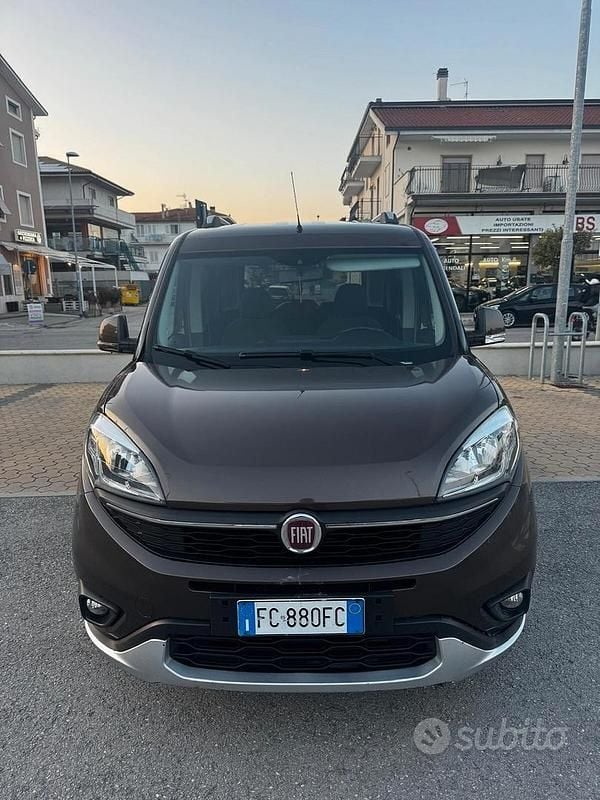 Usata Fiat Doblò Trekking 120 CV (88 kW) 2016 Marrone Monovolume